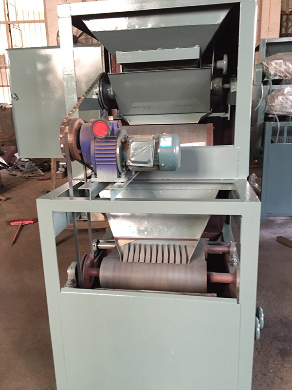 上筒下辊永磁机